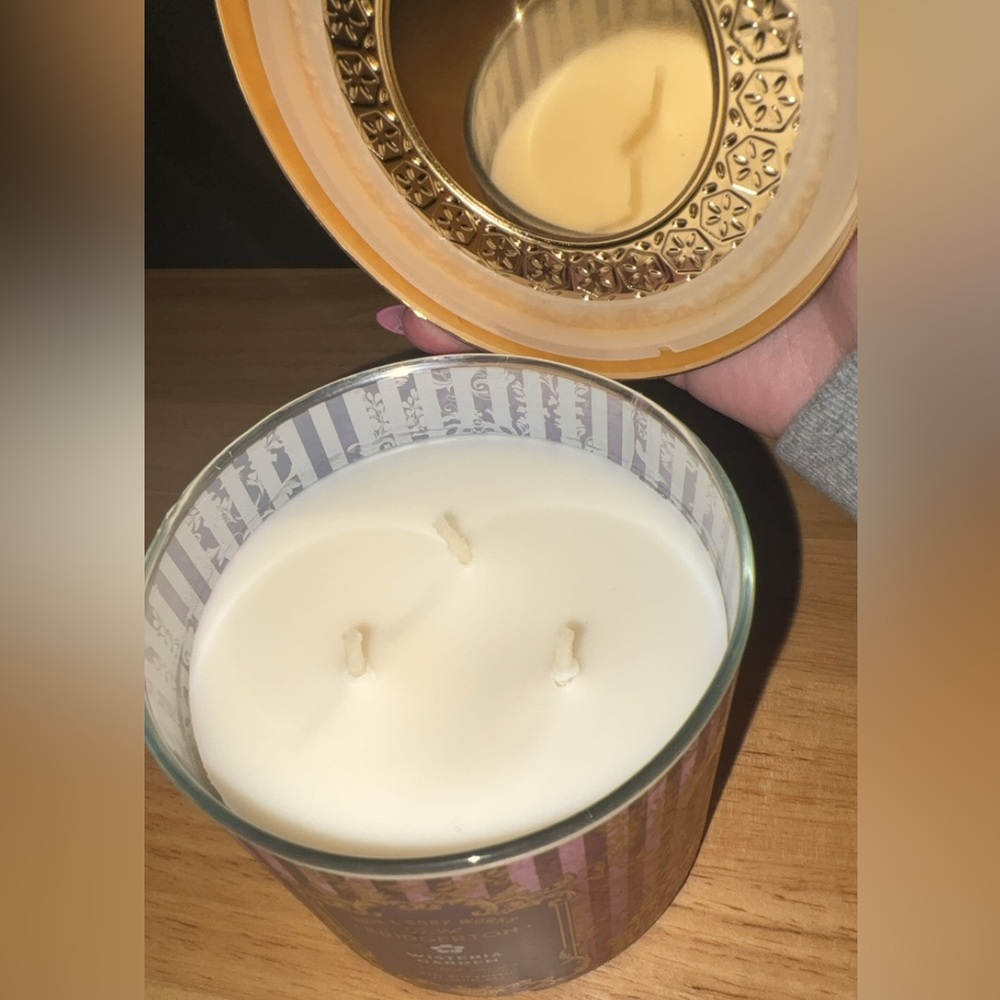 Bath & Body Works Bridgerton Wisteria Garden Scented Candle - Picture 2 of 3